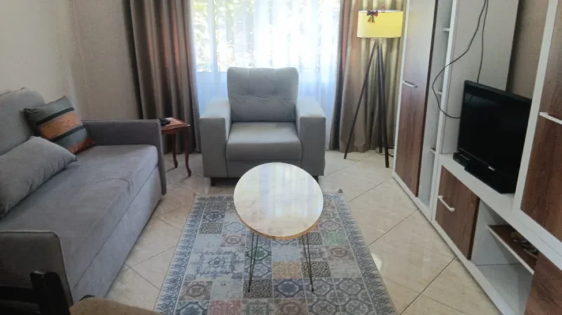 Tirane, jepet me qera Apartament 1+1 Kati 4, 65 m² ,Mobiluar, Çmimi 60.000 Lekë të Reja,tek  Rruga Kavajës, Tiranë