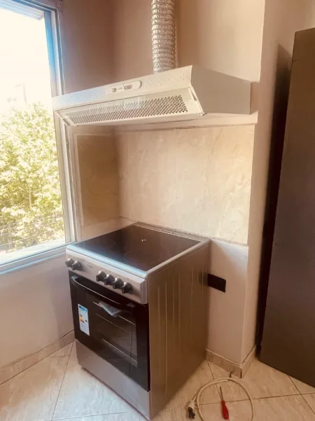 Tirane, jepet me qera Apartament 1+1 Kati 4, 65 m² ,Mobiluar, Çmimi 60.000 Lekë të Reja,tek  Rruga Kavajës, Tiranë