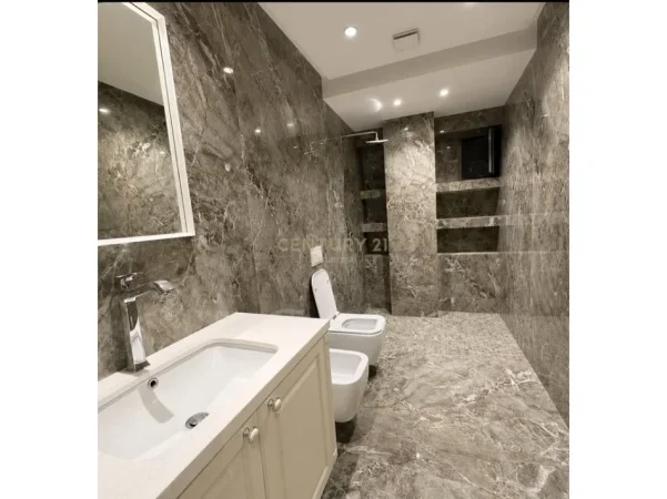 Tirane, jepet me qera zyre Kati 7, 213 m² 3.200 € (Ish Blloku)