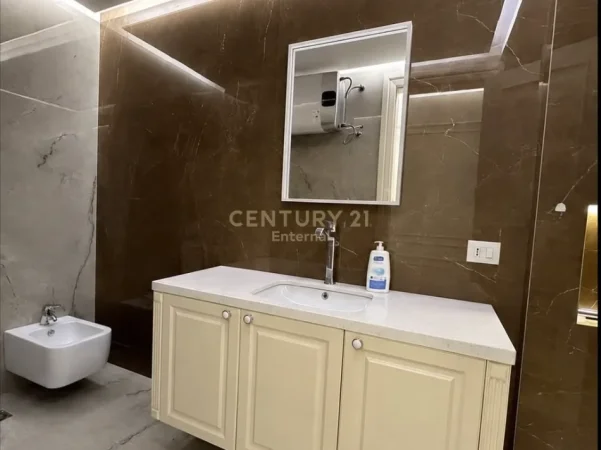 Tirane, jepet me qera zyre Kati 7, 213 m² 3.200 € (Ish Blloku)