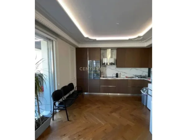 Tirane, jepet me qera zyre Kati 7, 213 m² 3.200 € (Ish Blloku)