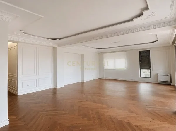 Tirane, jepet me qera zyre Kati 7, 213 m² 3.200 € (Ish Blloku)