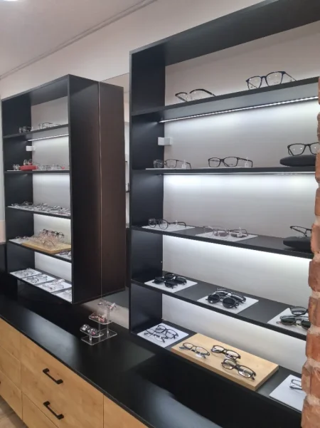 Shes mobilje dyqani Sirtare, rafte me drita led, banak Karrike dhe tavolina 2.900 €
