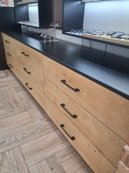 Shes mobilje dyqani Sirtare, rafte me drita led, banak Karrike dhe tavolina 2.900 €