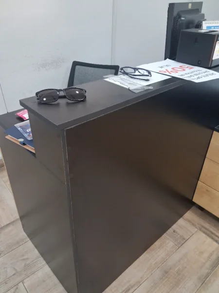 Shes mobilje dyqani Sirtare, rafte me drita led, banak Karrike dhe tavolina 2.900 €