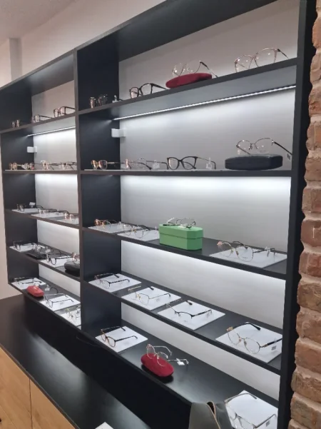 Shes mobilje dyqani Sirtare, rafte me drita led, banak Karrike dhe tavolina 2.900 €