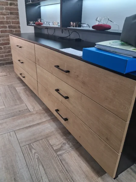 Shes mobilje dyqani Sirtare, rafte me drita led, banak Karrike dhe tavolina 2.900 €