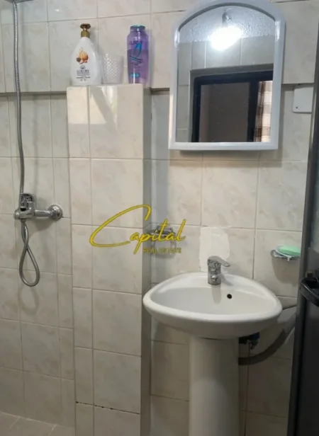 Tirane, jepet me qera apartament 1+1 Kati 1, 70 m² 500 € (SELVIA)