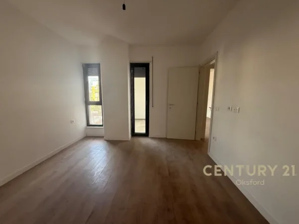 Tirane, jepet me qera zyre Kati 4, 94 m² 1.100 € (Komuna e Parisit)