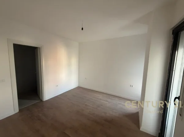 Tirane, jepet me qera zyre Kati 4, 94 m² 1.100 € (Komuna e Parisit)