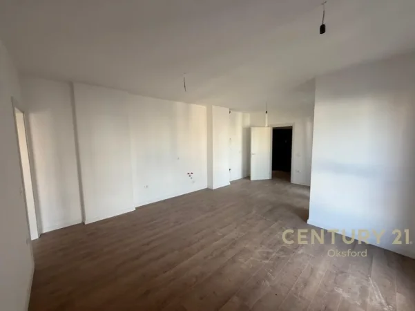 Tirane, jepet me qera zyre Kati 4, 94 m² 1.100 € (Komuna e Parisit)