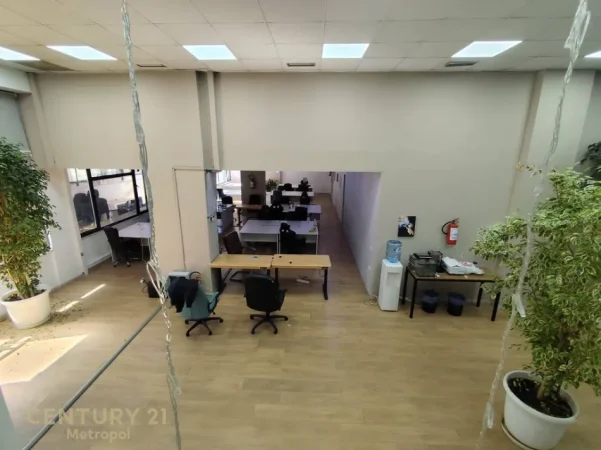 Tirane, jepet me qera zyre , 400 m² 4.500 € (Shallvaret)