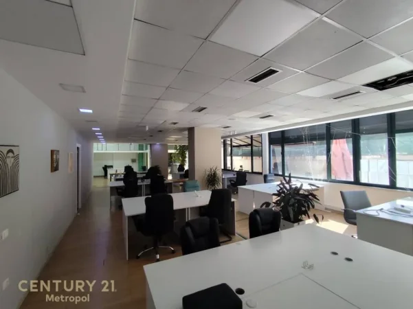 Tirane, jepet me qera zyre , 400 m² 4.500 € (Shallvaret)