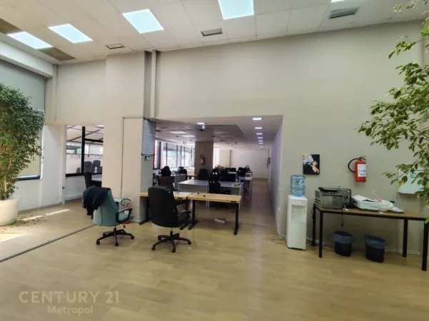 Tirane, jepet me qera zyre , 400 m² 4.500 € (Shallvaret)