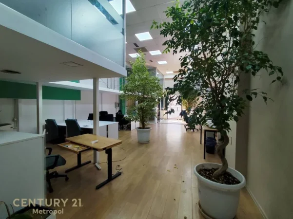 Tirane, jepet me qera zyre , 400 m² 4.500 € (Shallvaret)