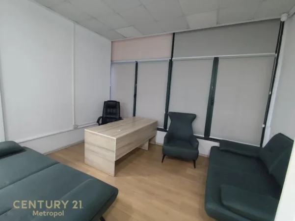 Tirane, jepet me qera zyre , 400 m² 4.500 € (Shallvaret)