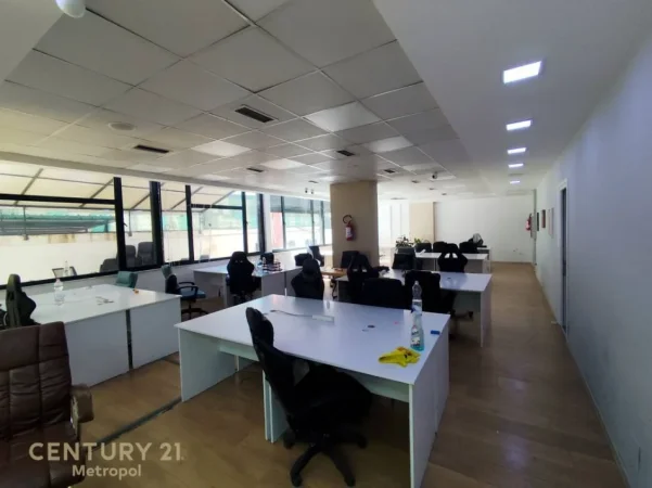 Tirane, jepet me qera zyre , 400 m² 4.500 € (Shallvaret)