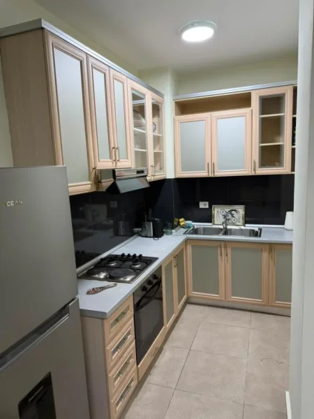 Tirane, jepet me qera apartament 2+1 Kati 8, 90 m² 470 € (Fresku)