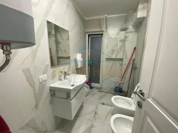 Tirane, jepet me qera ambjent biznesi Kati 2, 92 m² 800 € (21 Dhjetori)