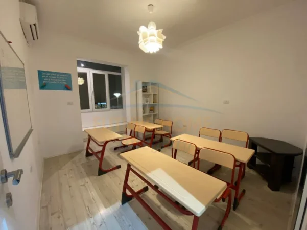 Tirane, jepet me qera ambjent biznesi Kati 2, 92 m² 800 € (21 Dhjetori)