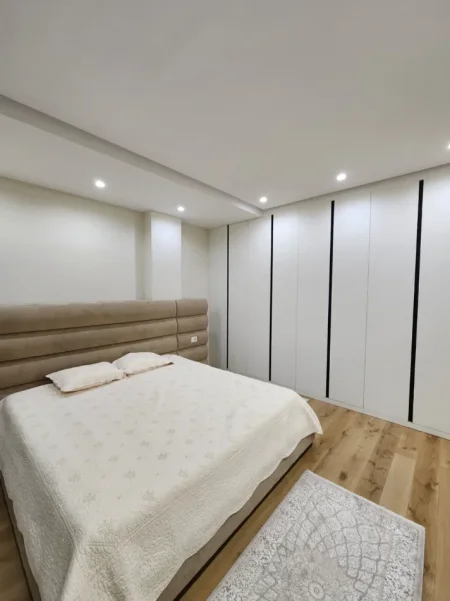 Me Qera: Aprtament 2+1+2wc & 3Bllkn (+1P.Parkimi) 📍Liqeni Thatë / Radisson (135m2)🔥🔥 Super modern | Hera parë me qira❤️ | 1350€/Muaj