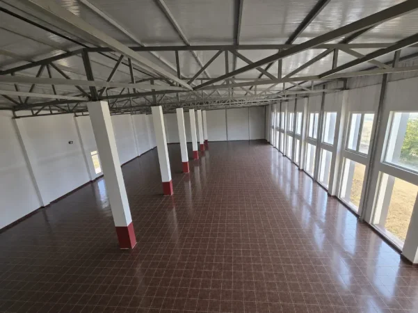 SHITET / JEPET ME QERA – Godinë/Kapanon/Ndertese Industriale, Kukës – Pranë Kufirit me Kosovën  1.140 m² sipërfaqe ndërtimi (lartësi 6 m) mbi 4.000 m²