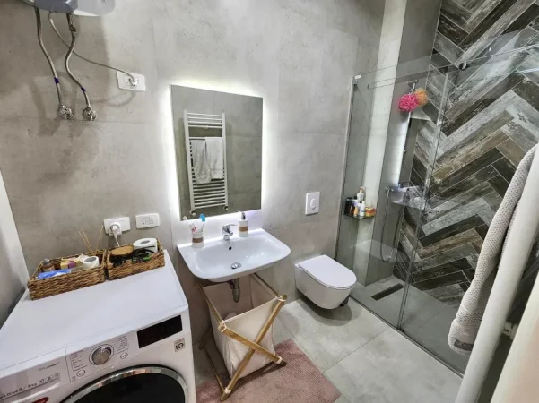 ME QERA: Apartament Luksoz 2+1+2WC | 110 m² | Park Gate – Rruga e Elbasanit / Ambasada Amerikane || 150,000 Leke/Muaj