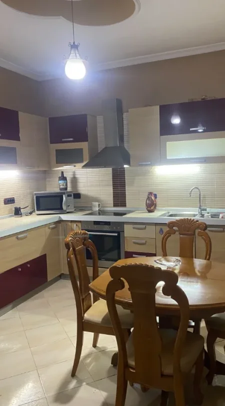 Tirane, jepet me qera apartament 1+1 Kati 1, 70 m² 500 € (Rruga e Dibres)