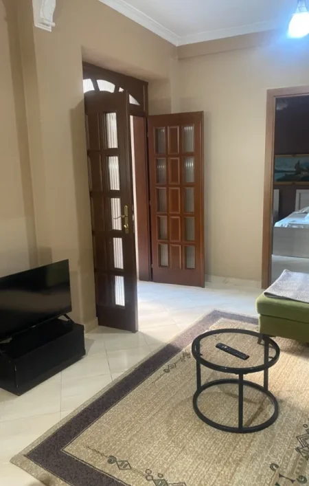 Tirane, jepet me qera apartament 1+1 Kati 1, 70 m² 500 € (Rruga e Dibres)
