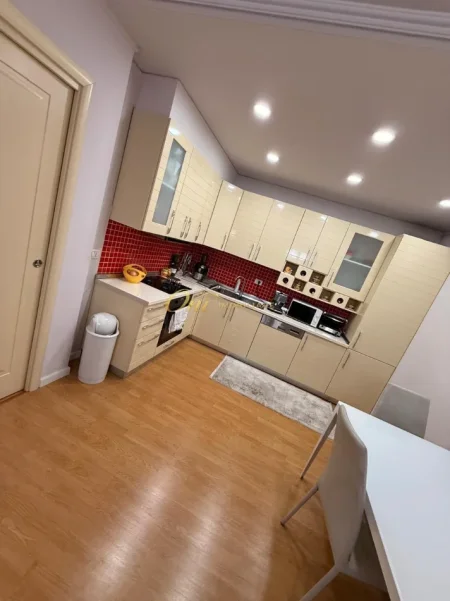 Tirane, jepet me qera apartament 2+1 Kati 8, 110 m² 1.100 € (PRANE SPAK)