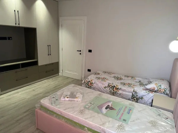 JEPET ME QERA APARTAMENT 2+1+POST PARKIMI, TEK SELVIA, PRANE VILA GOLD