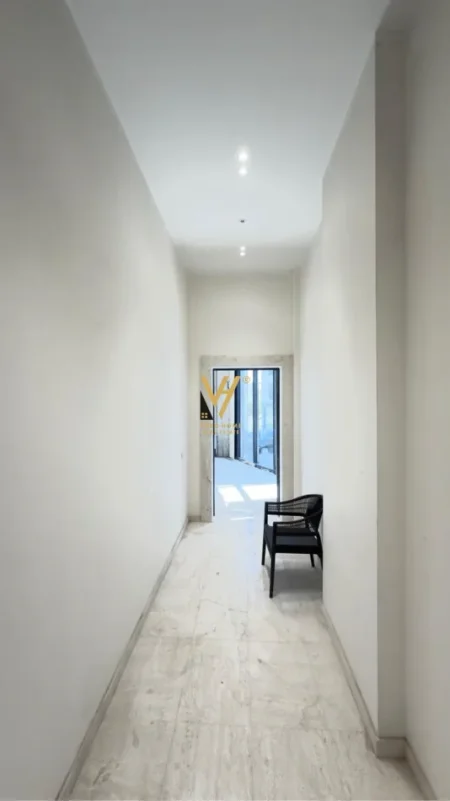 Tirane, jepet me qera ambjent biznesi Kati 0, 129 m² 4.000 € (LIQENI I THATE)