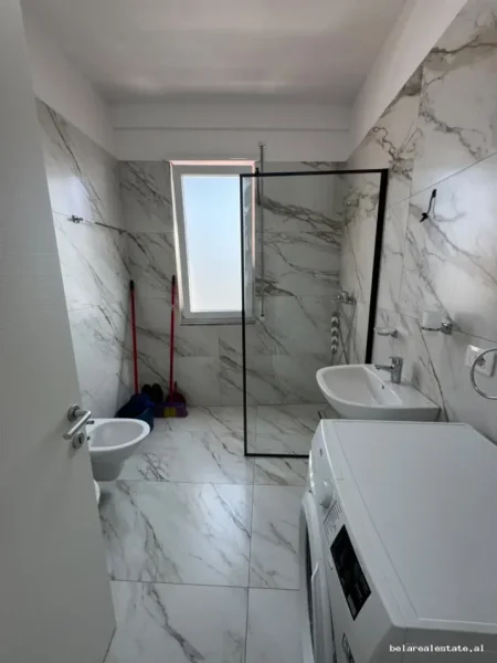 Tirane, jepet me qera apartament 2+1+Ballkon , (Paskuqan)