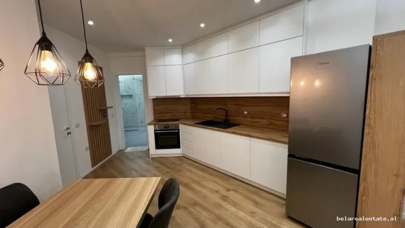 Tirane, jepet me qera apartament 1+1+Ballkon Kati 1, 70 m² 690 € (Rruga e Elbasanit)