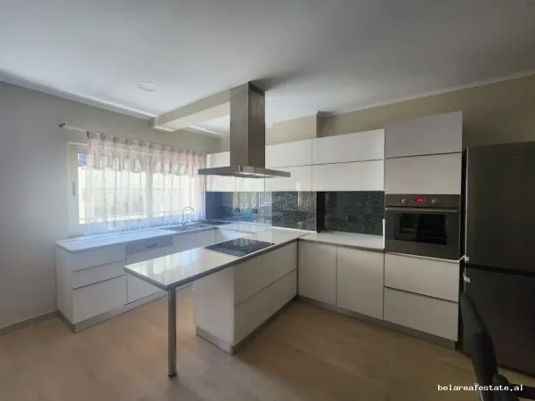 Tirane, jepet me qera apartament 2+1+Ballkon Kati 4, 110 m² 860 € (Komuna e Parisit)