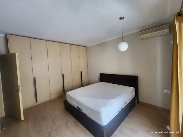 Tirane, jepet me qera apartament 2+1+Ballkon Kati 4, 110 m² 860 € (Komuna e Parisit)
