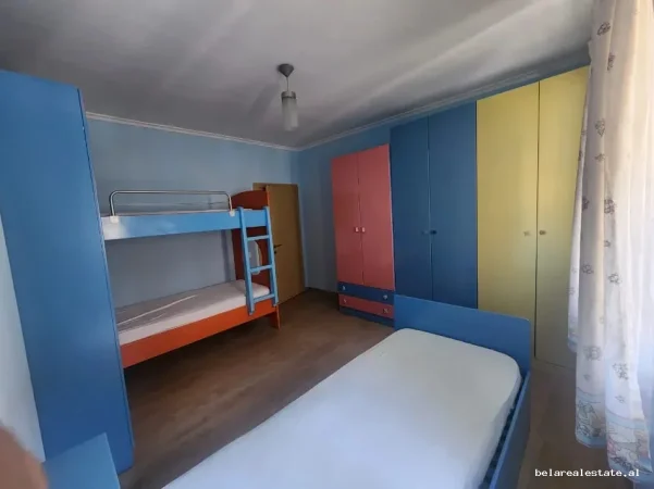 Tirane, jepet me qera apartament 2+1+Ballkon Kati 4, 110 m² 860 € (Komuna e Parisit)