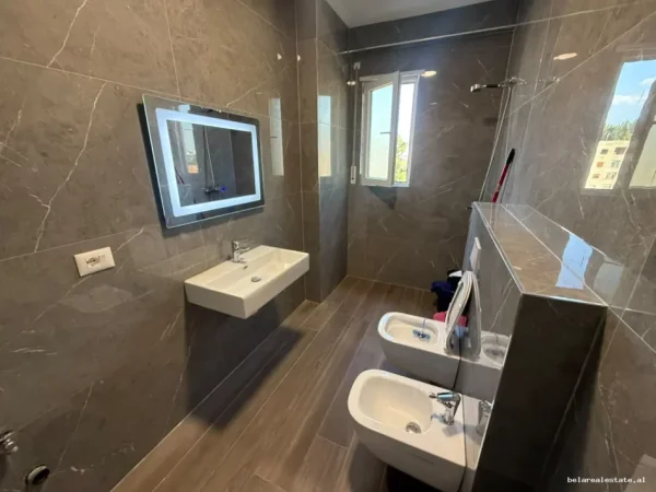 Tirane, jepet me qera apartament 1+1+Ballkon Kati 4, 70 m² 530 € (Astir)