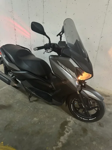 Tirane, shitet Scooter Yamaha , gri e erret 40.860 km 3.000 €