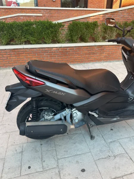 Tirane, shitet Scooter Yamaha , gri e erret 40.860 km 3.000 €