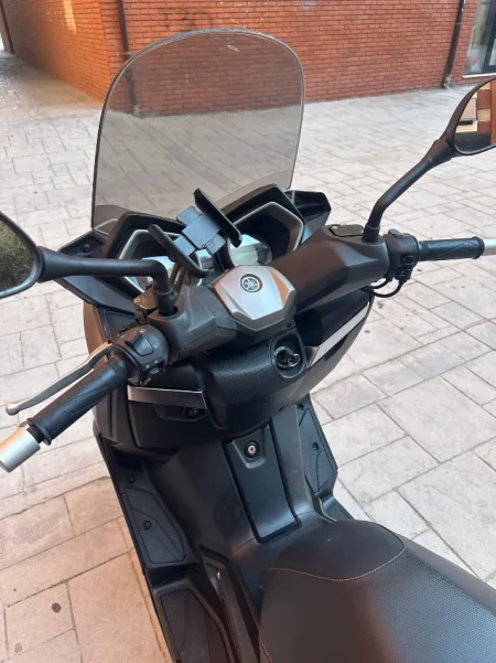 Tirane, shitet Scooter Yamaha , gri e erret 40.860 km 3.000 €