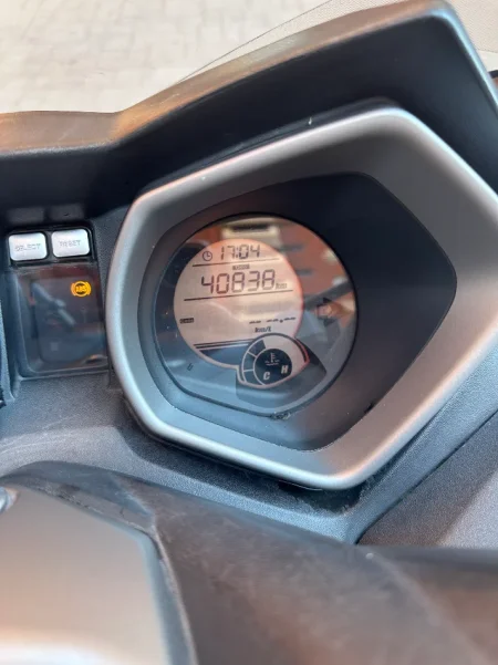 Tirane, shitet Scooter Yamaha , gri e erret 40.860 km 3.000 €