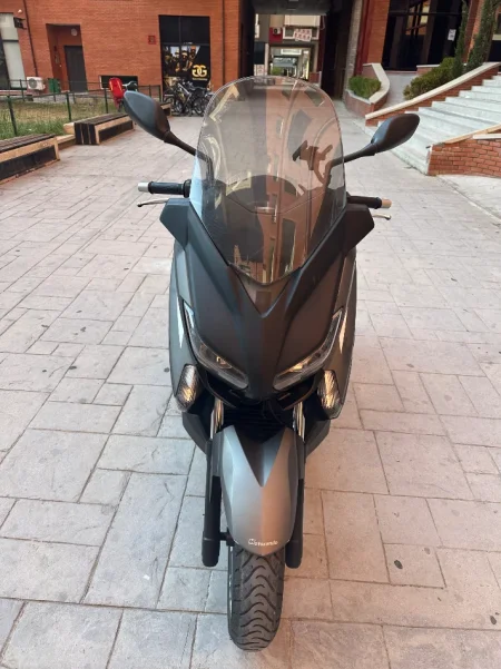 Tirane, shitet Scooter Yamaha , gri e erret 40.860 km 3.000 €