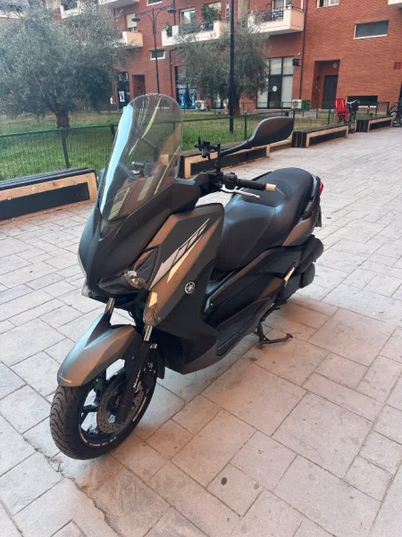 Tirane, shitet Scooter Yamaha , gri e erret 40.860 km 3.000 €