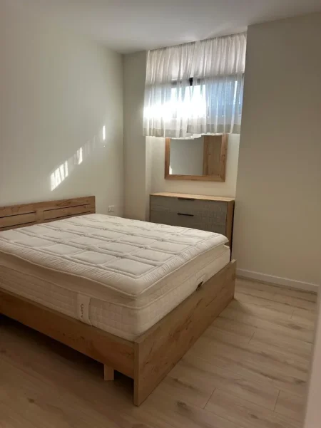 Tirane, jepet me qera apartament 1+1 Kati 1, 60 m² 45.000 Leke (Ali Demi)