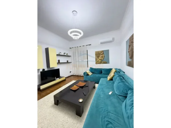 Tirane, jepet me qera apartament 2+1+Ballkon Kati 4, 120 m² 1.200 € (Qender)