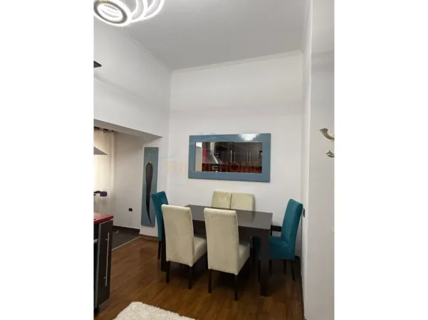 Tirane, jepet me qera apartament 2+1+Ballkon Kati 4, 120 m² 1.200 € (Qender)