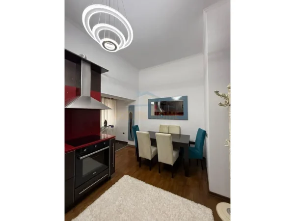 Tirane, jepet me qera apartament 2+1+Ballkon Kati 4, 120 m² 1.200 € (Qender)