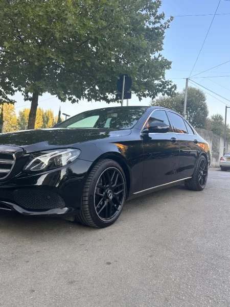 Tirane, shes makine Mercedes Benz Nafte, e zeze automatik Klima 209.000 km 1 €