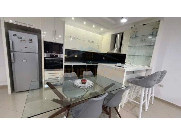 Tirane, jepet me qera apartament 2+1+Ballkon Kati 6, 105 m² 550 € (Unaza e Re)